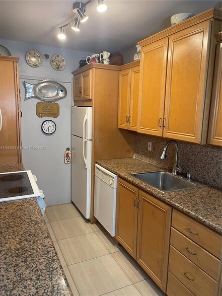 Building Photo - 100 Lincoln Rd