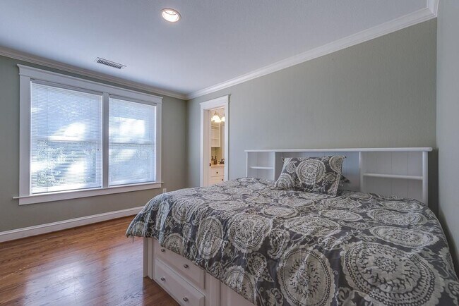 Building Photo - 2624 Thomas Ave