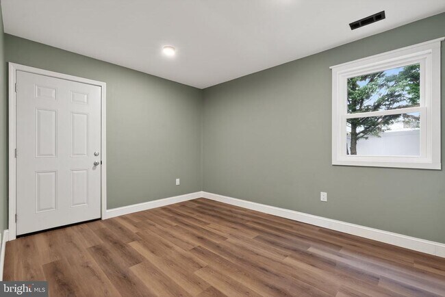 Building Photo - 109 Oak Ave