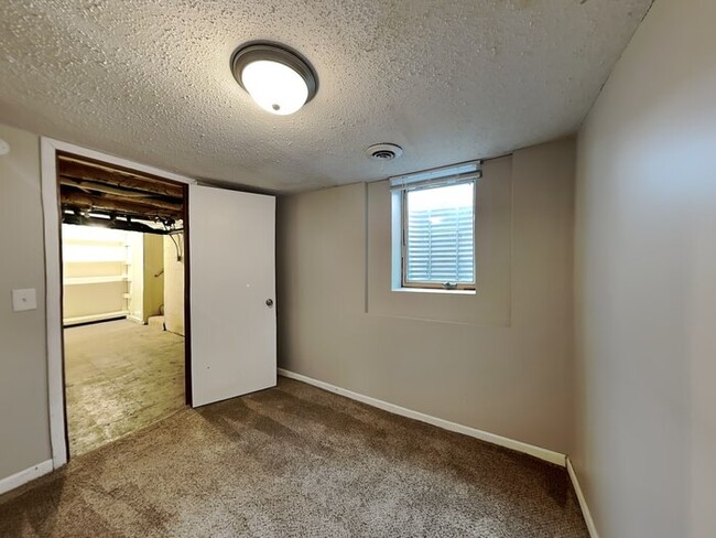 Building Photo - COMING SOON!! Comfortable, 3 Bed, 1 Bath h...