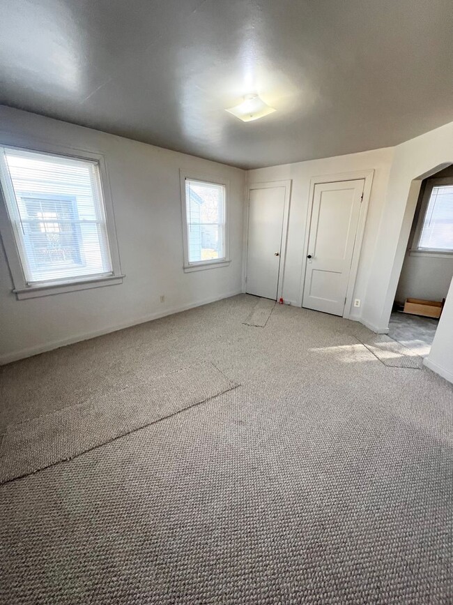 Building Photo - New Listing! 1 Bedroom House on Lillie St!