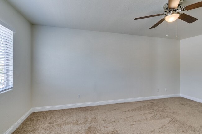 Building Photo - 3 Bedroom Townhouse with attached garage i...