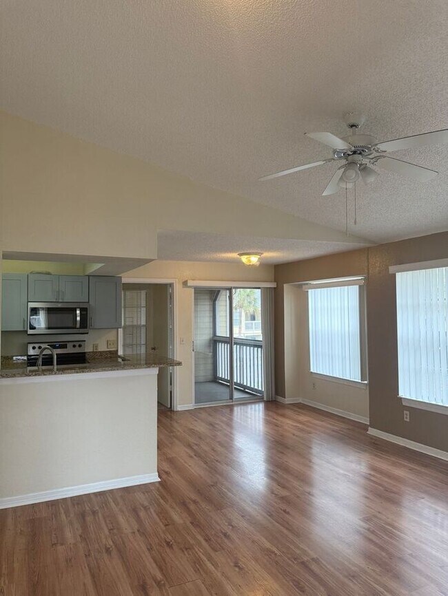 Building Photo - Beautifully remodeled 2/2 condo in Tradewinds, Metrowest!