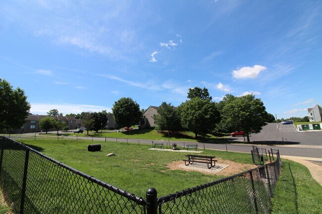 Building Photo - 1336 Hunters Rd