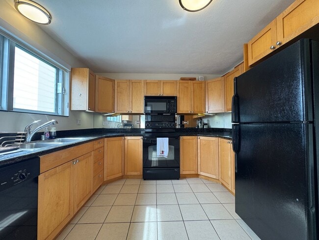 Building Photo - Spacious 2 Bed/2 Bath/2 Lanai Furnished Penthouse Unit at Kaiolu Sunrise