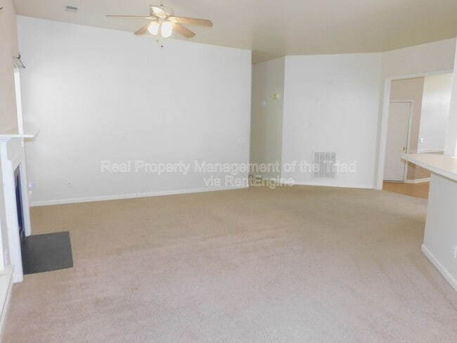 Building Photo - 3805 Tutbury Dr