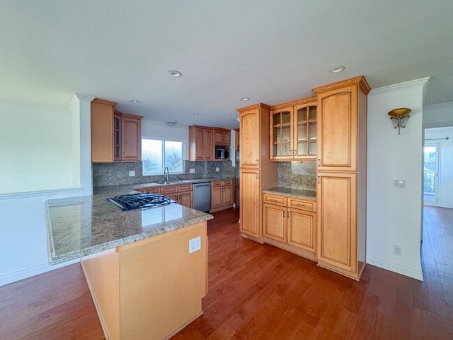 Building Photo - Beautiful 3 Beds 2 Baths Townhome in  Hermosa Beach