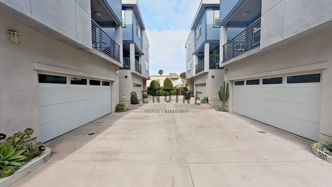 Building Photo - 3Bd 2.5Ba Townhouse w/Rooftop Deck