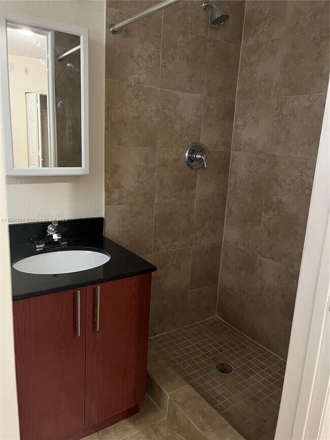 Building Photo - 2880 Pine Tree Dr