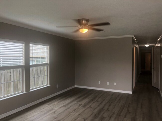 Building Photo - Room For Rent