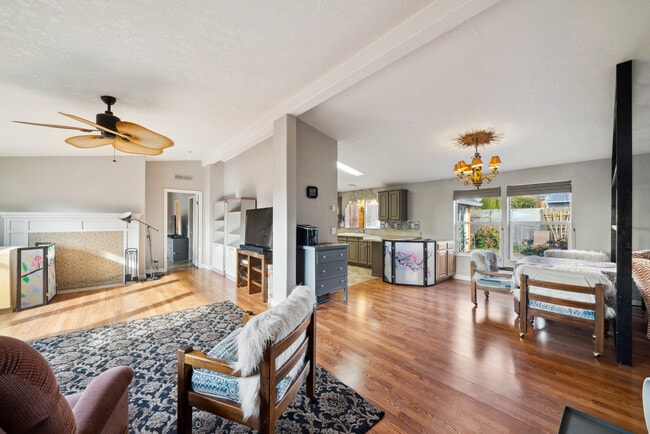 Building Photo - Bay City