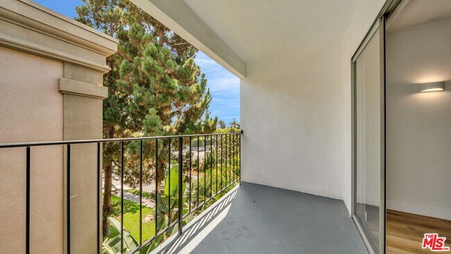 Building Photo - 621 San Vicente Blvd