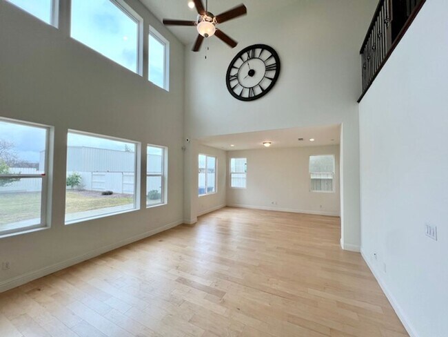 Building Photo - Beautiful 4 Bedroom Home in Clovis!