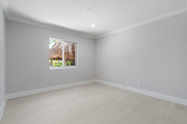 Building Photo - 1132 NE 3rd Ave