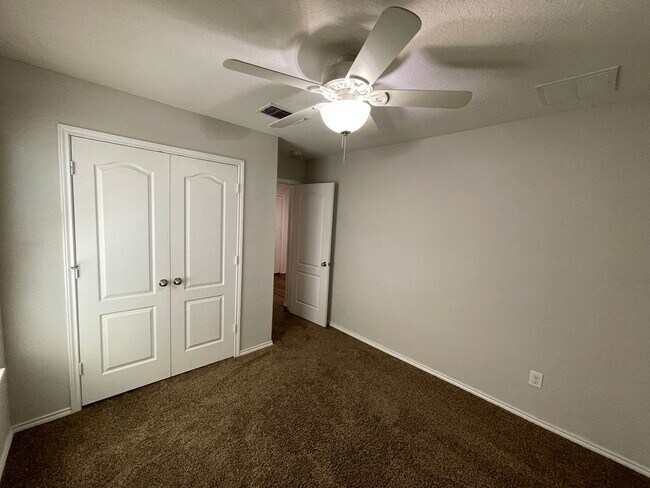 Building Photo - Beautiful 3 bedroom/2 bath in Legend Point!