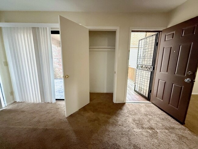 Building Photo - 6571 Poplar Ave