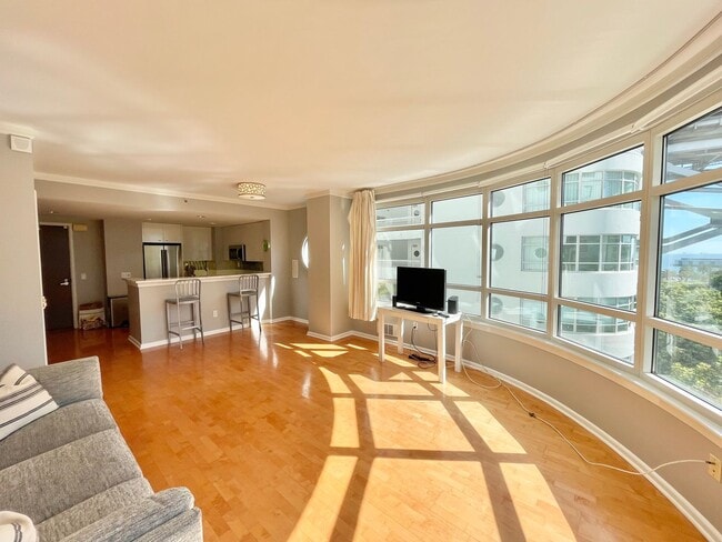 Building Photo - Spacious 1BR  / 1BA Portside Condo, Views,...