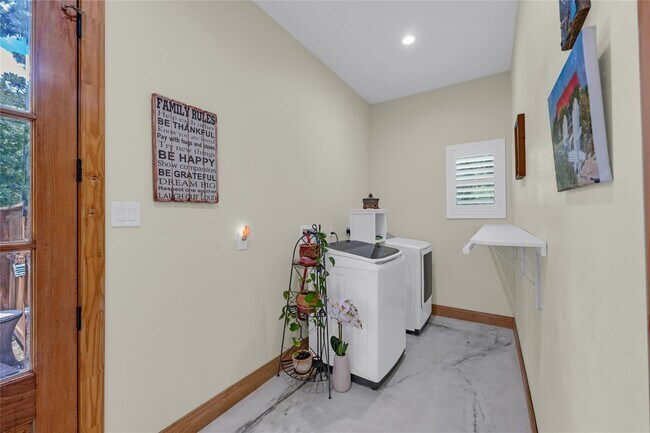 Building Photo - 25737 Glen Loch Dr