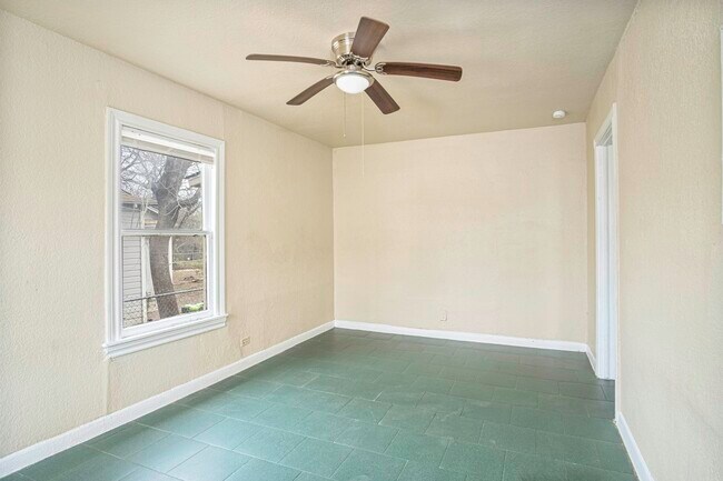 Building Photo - 934 Poinsettia St