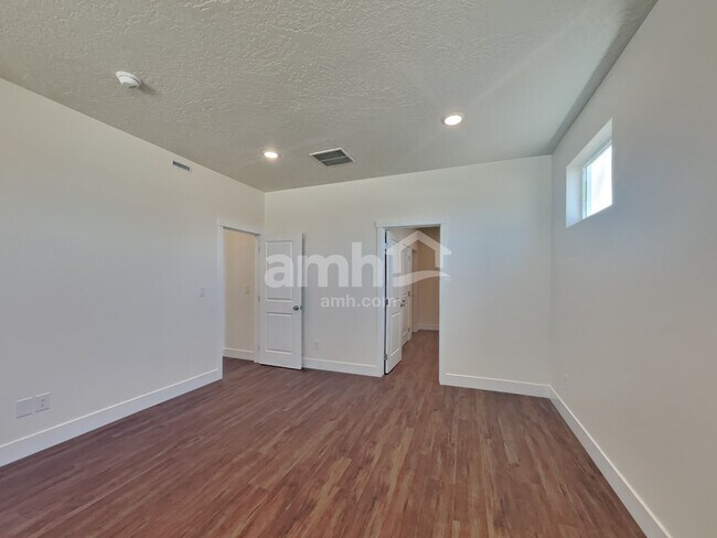 Building Photo - 9500 Aviara St