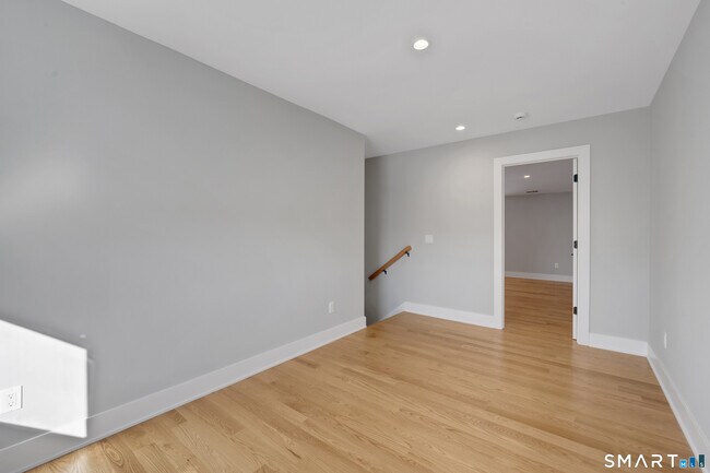 Building Photo - 20 Bouton St