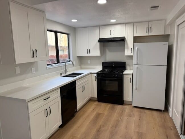 Building Photo - 31 W 6th St