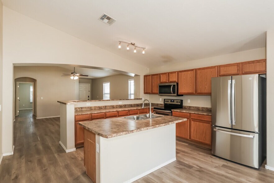 Building Photo - 32647 N Cherry Creek Rd