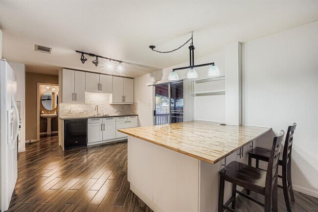 Building Photo - 1020 Brutus Dr