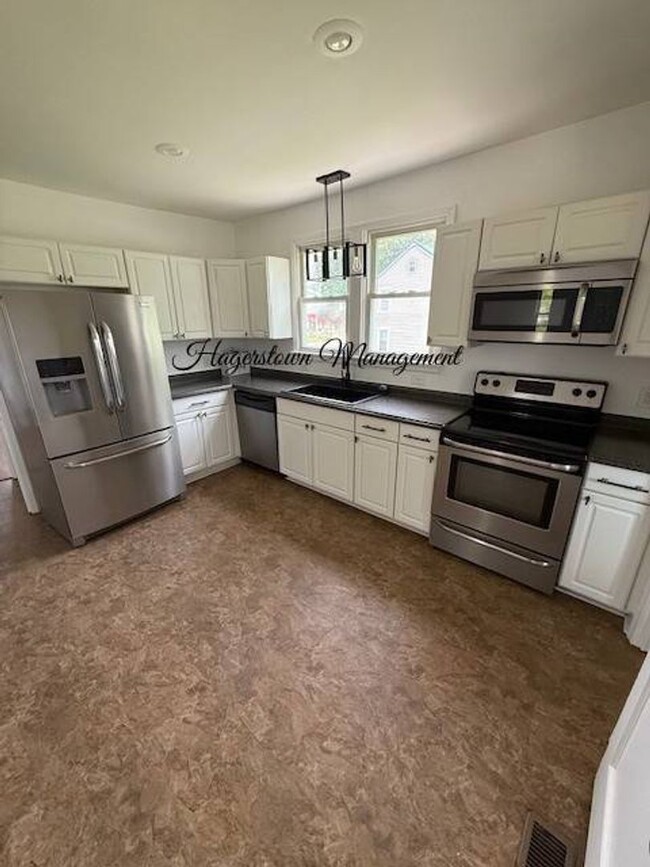 Building Photo - 3 BR W Oak Ridge Dr
