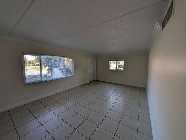 Building Photo - 817 Lighthouse Dr