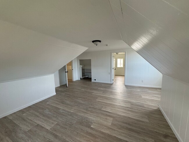 Building Photo - Large Home in Newport!