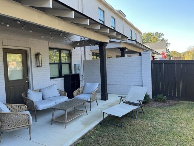 Building Photo - Modern 3BR/3.5BA Townhome Near Auburn Univ...