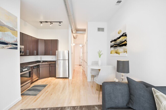 Building Photo - Wicker Park Large Sunny 1 Bedroom. Beautiful Courtyard. Great Location. Laundry/Internet.