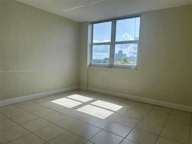 Building Photo - 10350 W Bay Harbor Dr