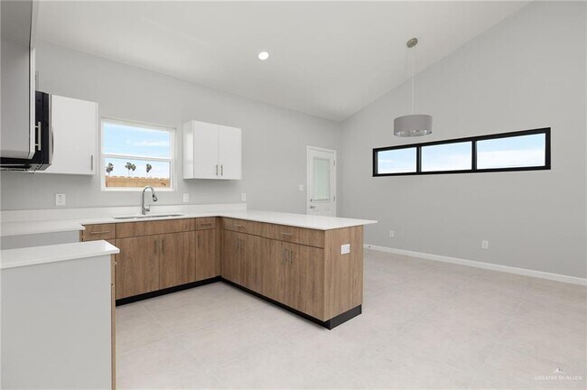 Building Photo - 2705 Woodpecker Rd
