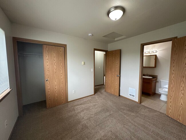 Building Photo - 3 Bed, 2 Bath close to Downtown Ferndale