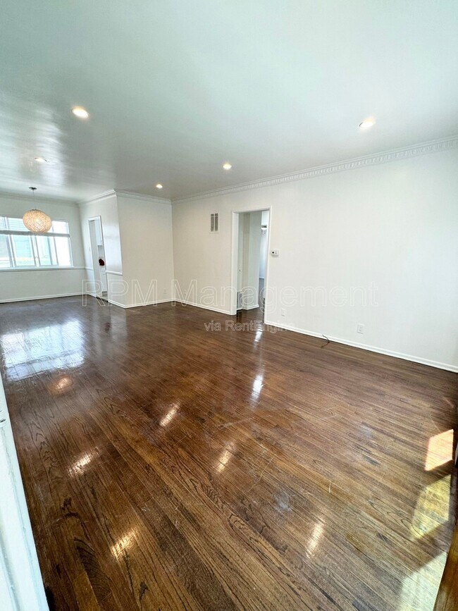 Building Photo - 905 N Sweetzer Ave