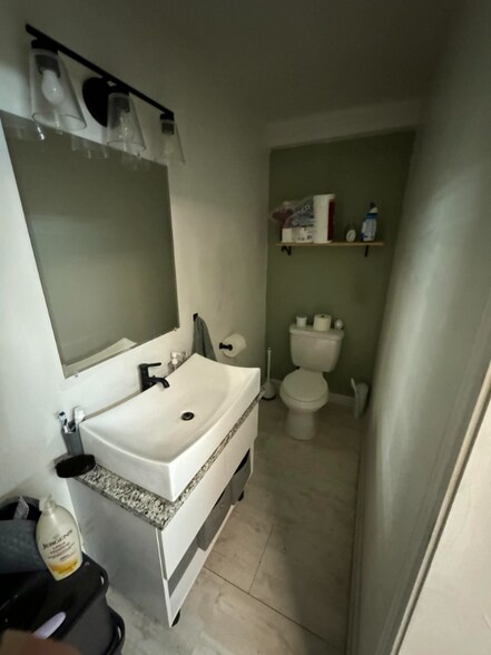 Building Photo - 531 W King St