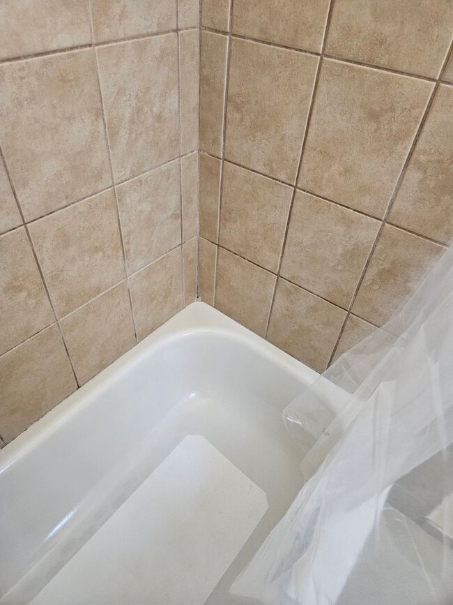 Building Photo - Large 3 Bedroom 2 Bath House