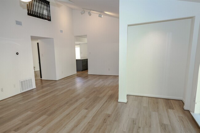 Building Photo - 2302 W Settler's Way