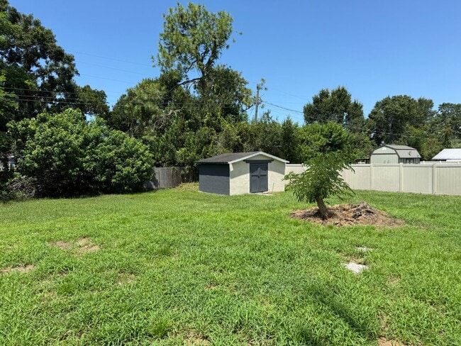 Building Photo - 3 Bedroom 2 Bath Single Family Home