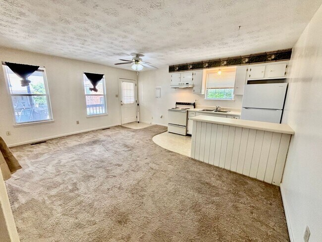 Building Photo - MOVE IN NOW OCTOBER RENT FREE - 2 Bedroom ...
