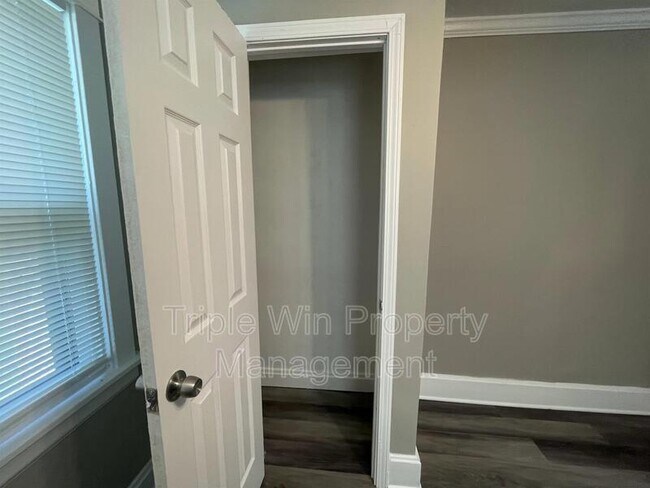 Building Photo - 9425 Burdella Ave
