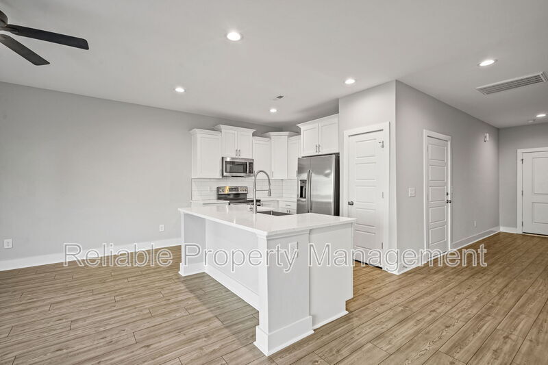 Building Photo - 4 S Laird Dr