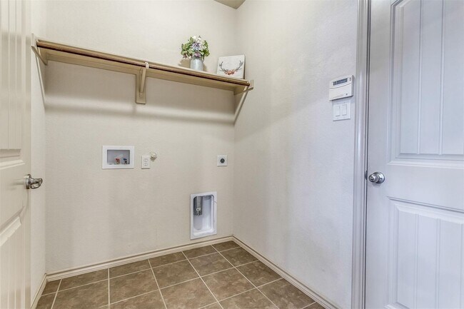 Building Photo - Great 3 Bdrm 2 Bath Home w Study in Argyle Tx