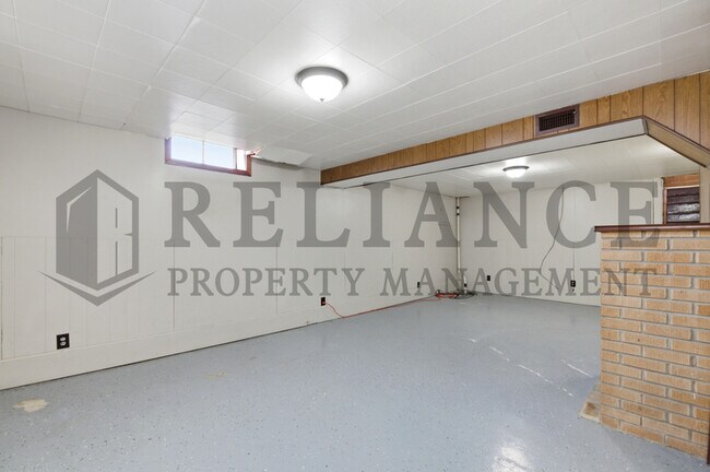 Building Photo - 2242 S Ridgewood Dr