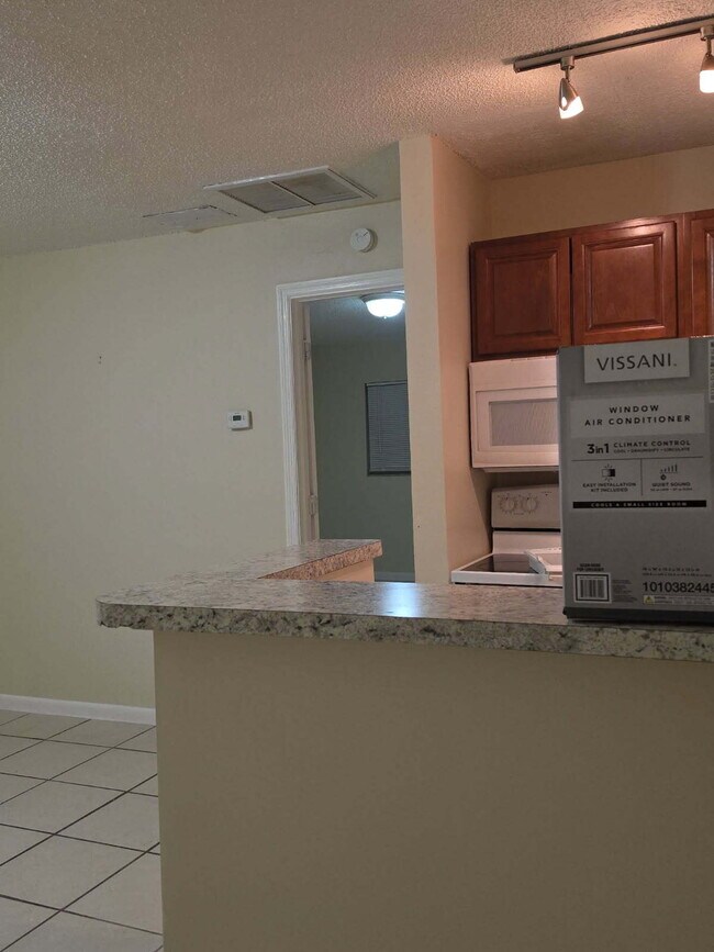 Building Photo - 1 bedroom, 1 bath; kitchen with microwave.