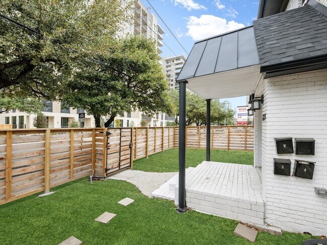 Building Photo - 1119 Waugh Dr