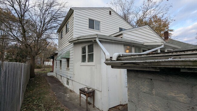 Building Photo - Charming 5-bedroom home located in the heart of Akron