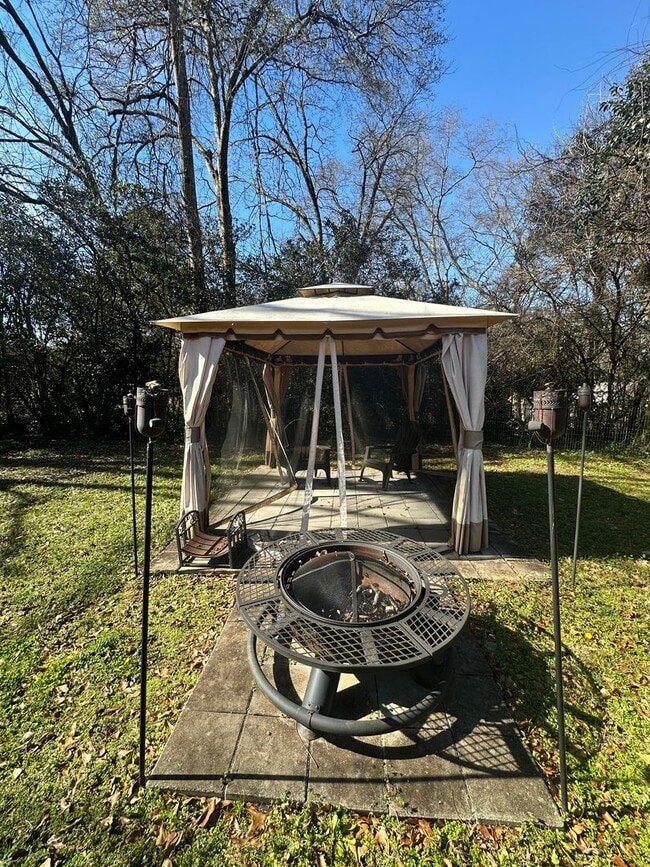 Building Photo - 3 bedroom home near Wire Park